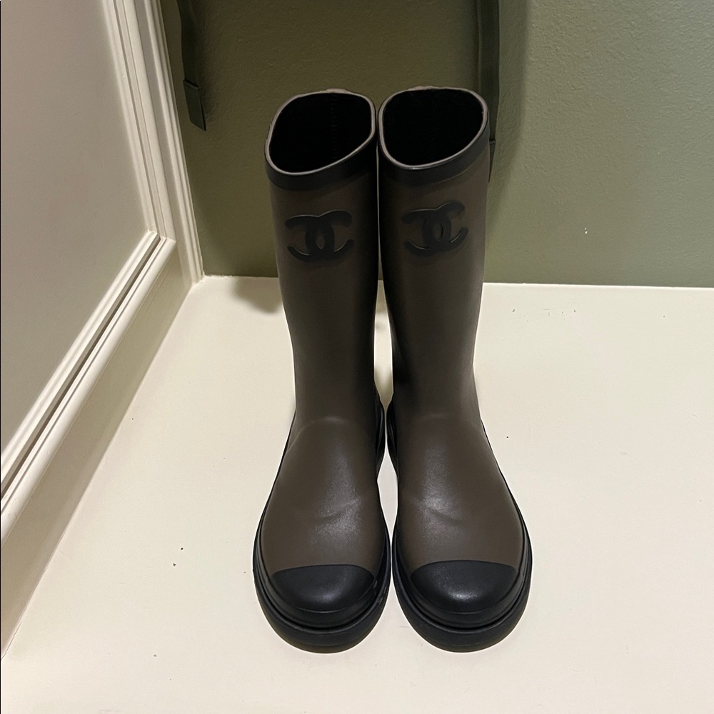 CHANEL olive green Rubber Rain Boots with Black Trim Wellies size 38 7.5-8